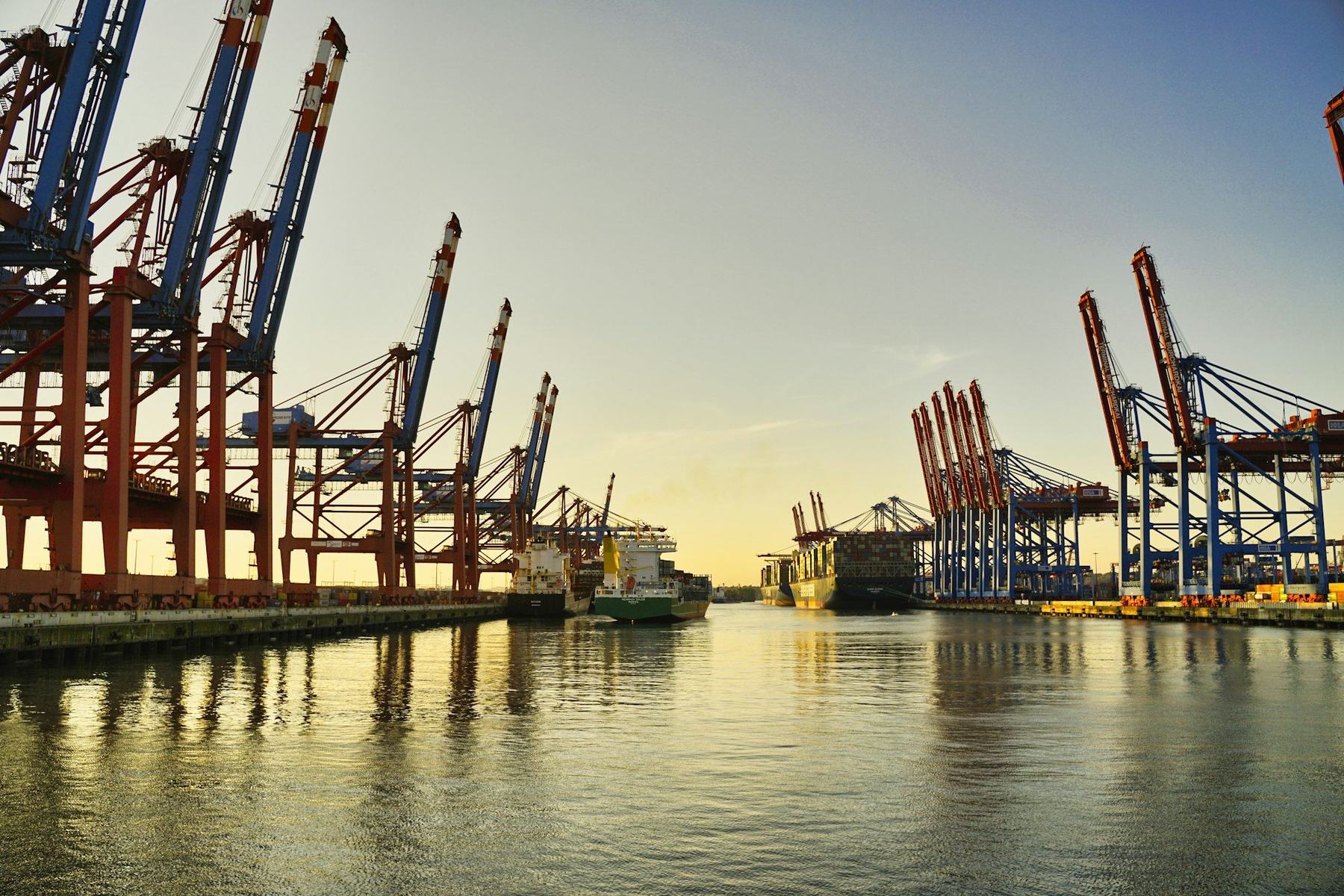 Container port with ship-to-shore cranes